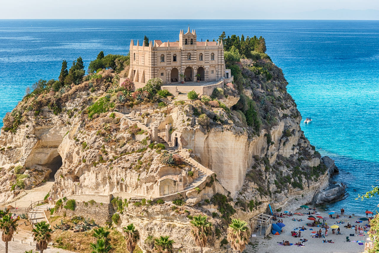 Santa Maria dell’Isola auf Felsen über dem Meer in Tropea, Italien, Sprachkurs mit Panorama