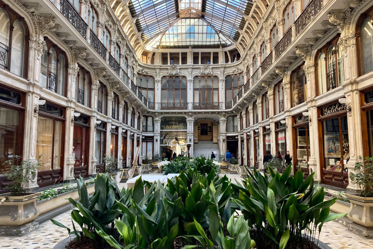 Historische Galleria Subalpina mit Glasdach und Geschäften in Turin, lebendige Kulisse beim Italienisch lernen im Ausland