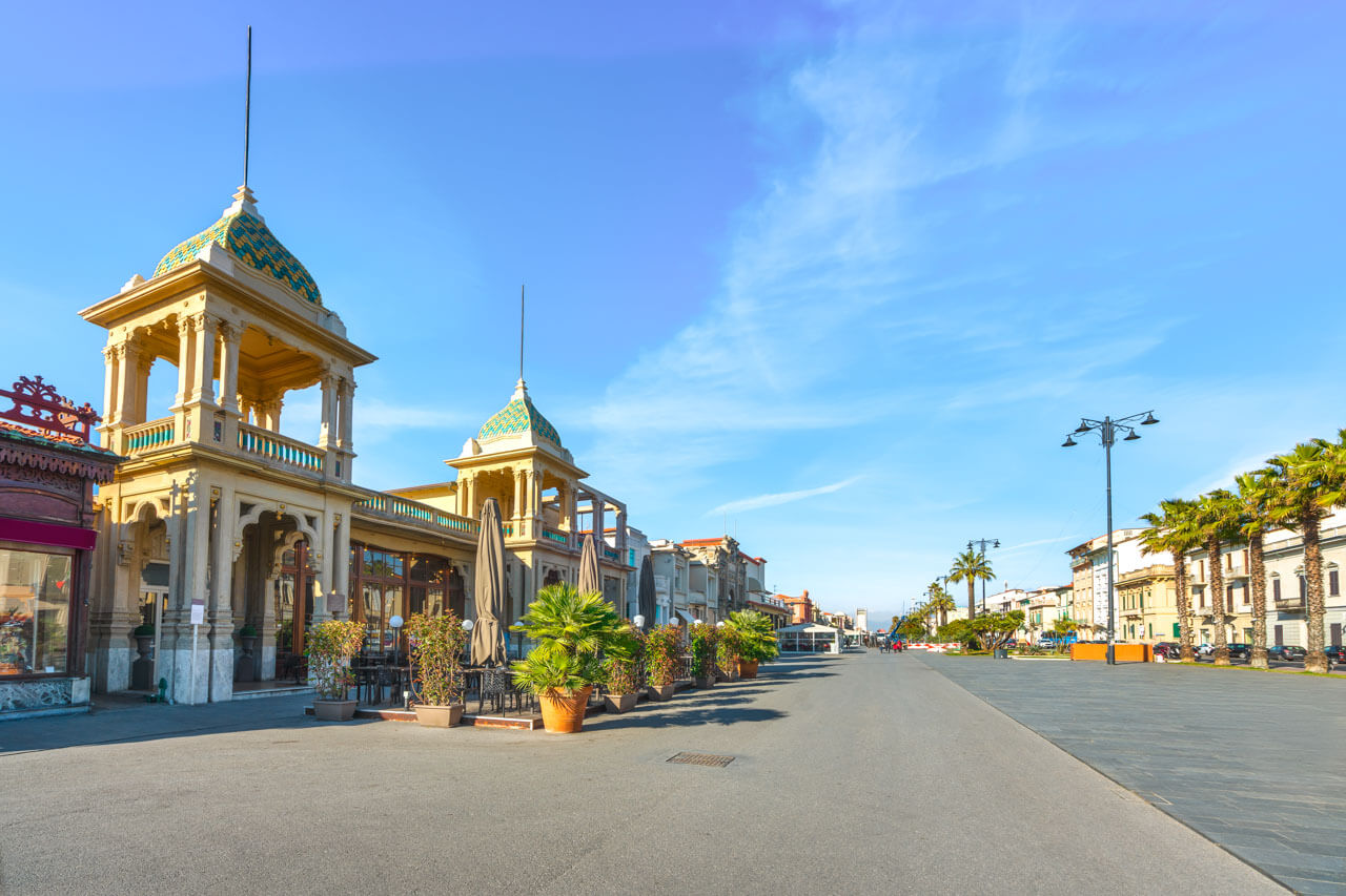 Prachtvolle Promenade in Viareggio mit Palmen und eleganten Gebäuden, Sprachschule in Italien.