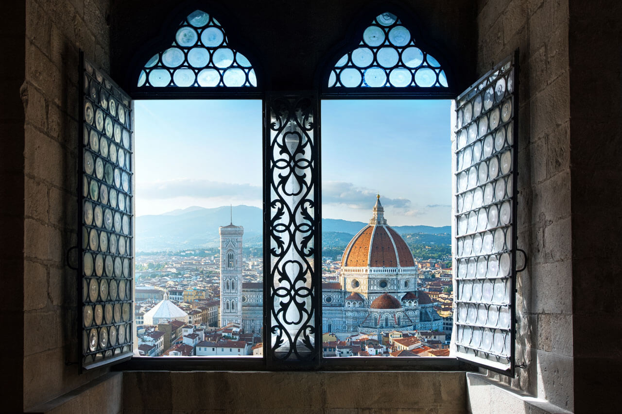 Dom von Florenz durch kunstvolle Fensterrahmen mit Blick auf die Stadt.
