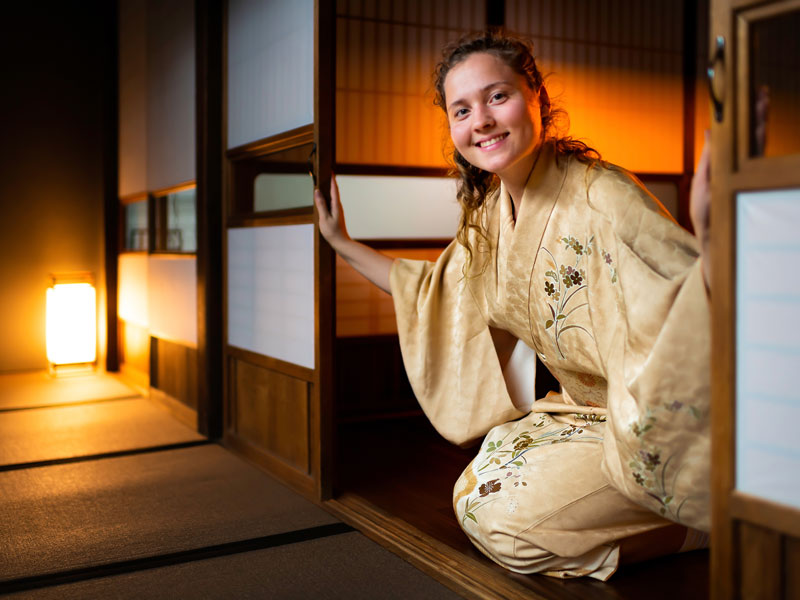 Estudiante de idiomas en un alojamiento tradicional japonés vestida con un kimono
