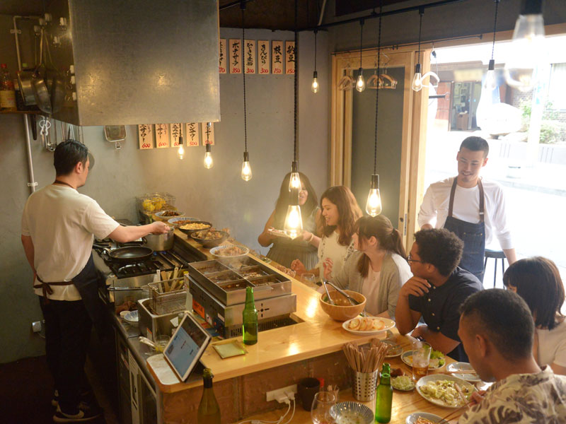 Los participantes descubren la gastronomía japonesa en un restaurante local durante el curso de idiomas en Japón