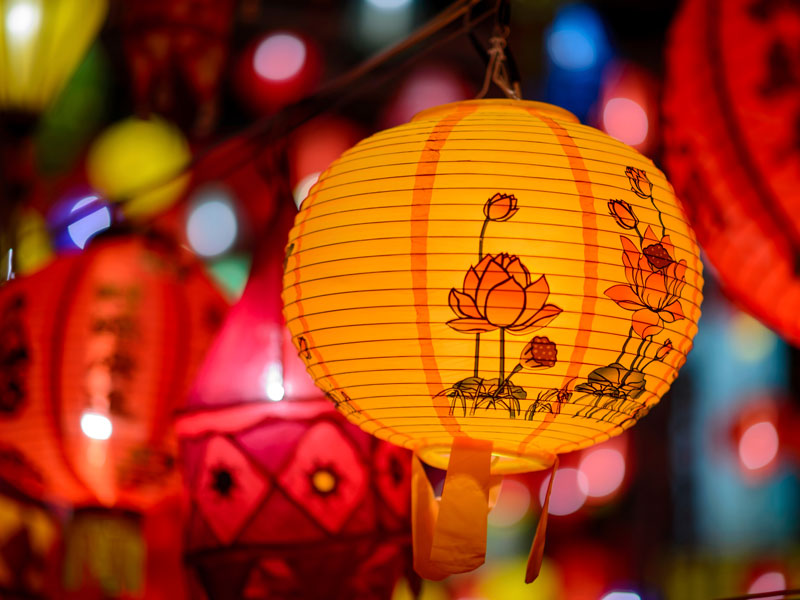 Farolillos de papel de colores en Japón como parte de la experiencia cultural durante el viaje de idiomas
