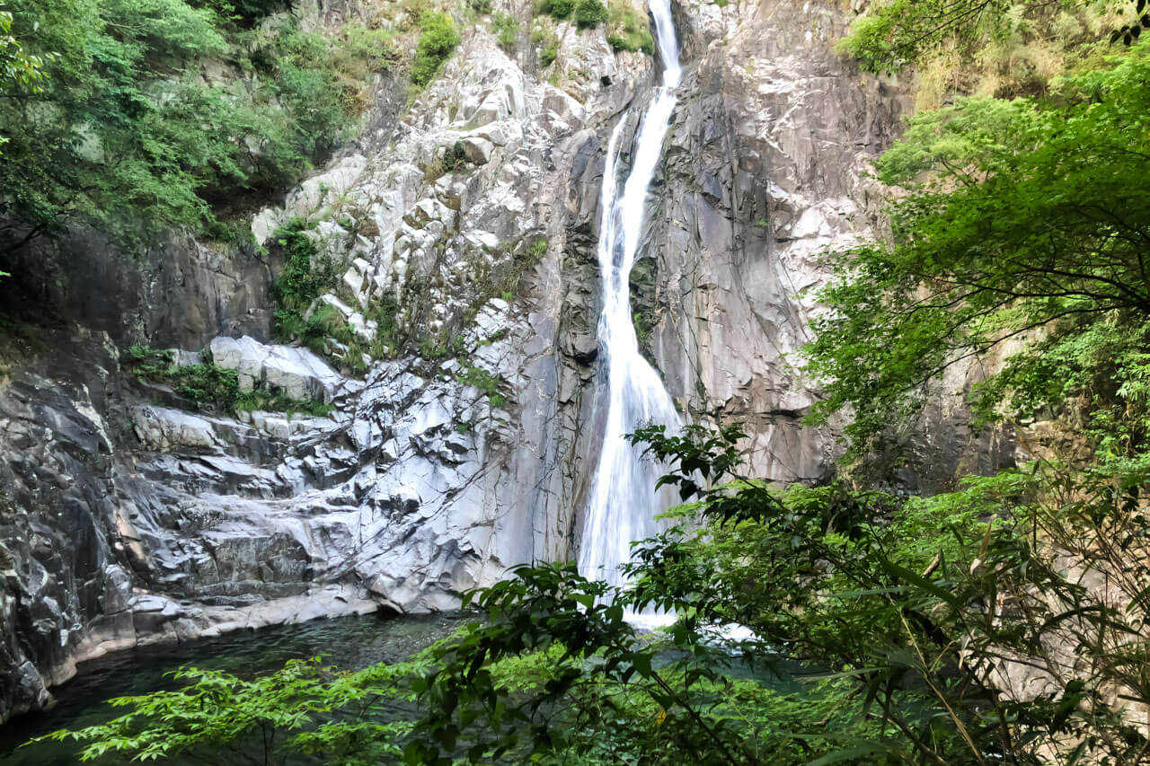 Nunobiki Wasserfall in Kobe umgeben von Felsen und grüner Natur