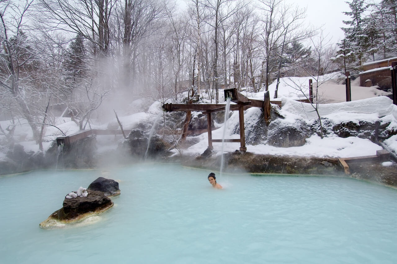 Onsen im Winter heiße Quelle im Schnee Entspannung und Wellness in Japan