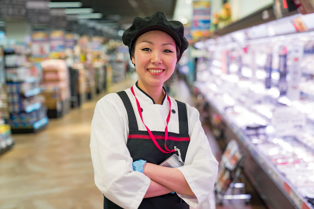 Japanische Verkäuferin im Supermarkt lächelt Einblick in Alltagskultur Sprachreise Japan