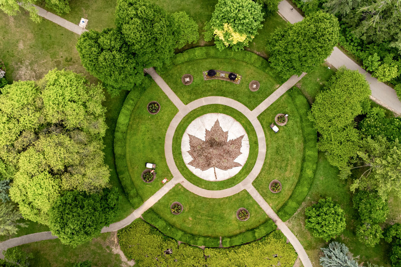 Luftaufnahme eines Parkrondells mit Ahornblatt, Vokabeln im Alltag anwenden.