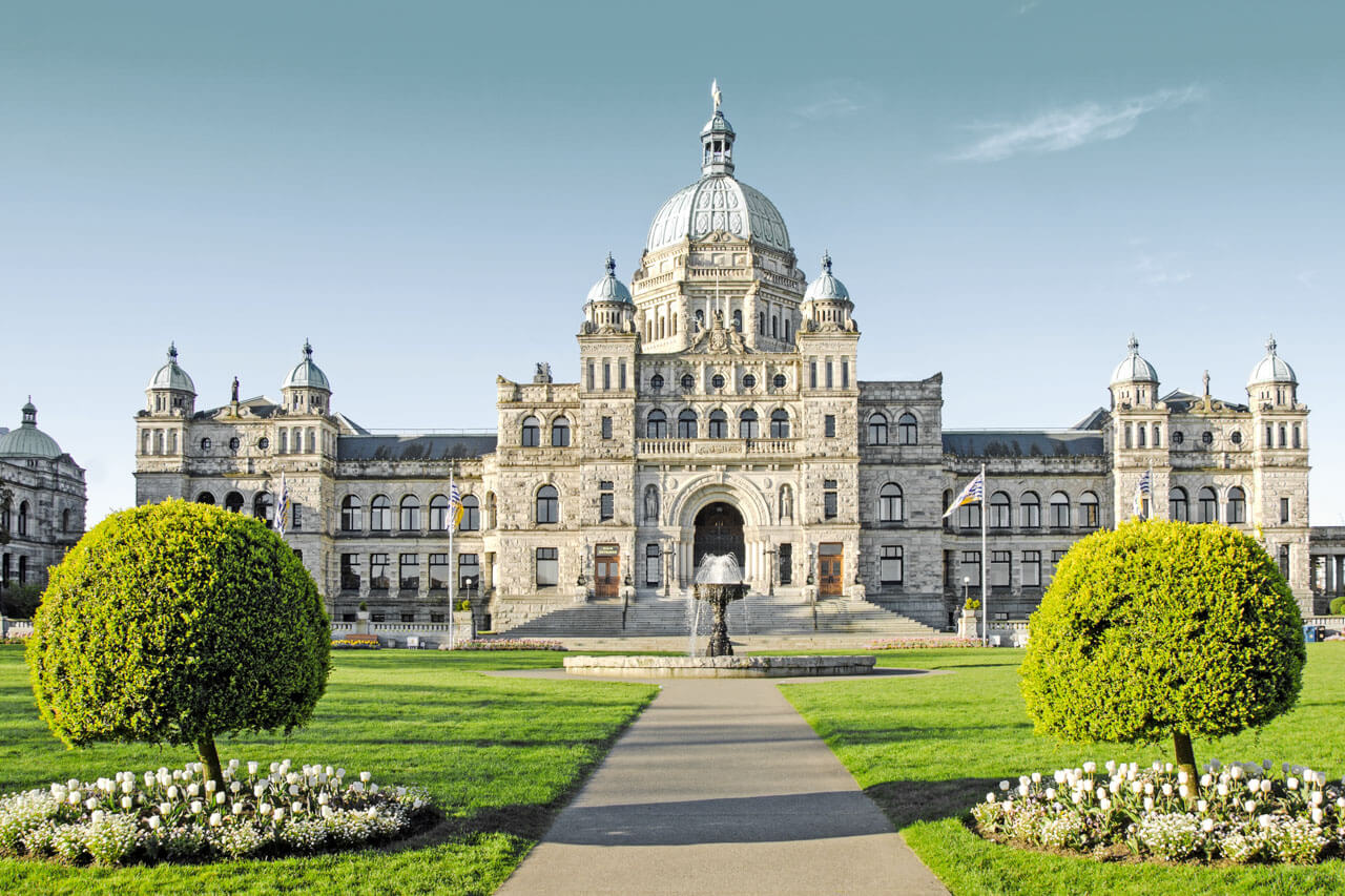 Prächtiges Parlamentsgebäude mit Brunnen, Grammatik festigen und Englisch lernen im Ausland