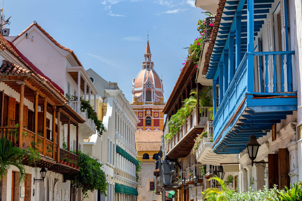 Bunte Altstadtstraße mit Balkon und Kirchturm Cartagena Vokabeln im Alltag anwenden
