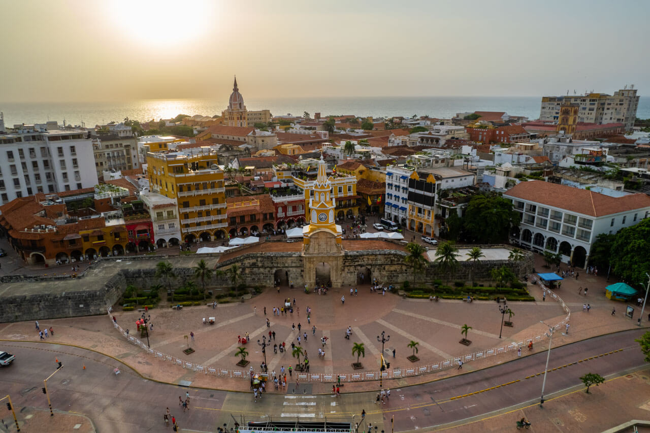Altstadtplatz mit Uhrturm in Cartagena Exkursion während der Sprachreise