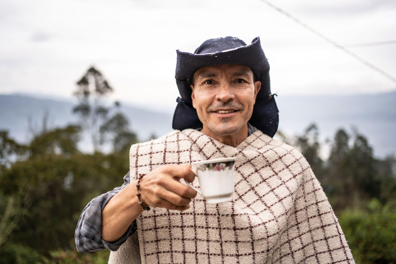 Mann mit Hut trinkt Kaffee Konversation üben Spanisch