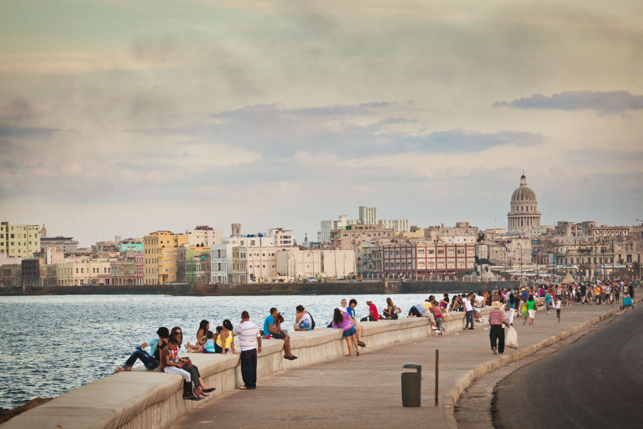 Menschen an der Uferpromenade Malecón Havanna Sprachreise Konversation nach dem Unterricht
