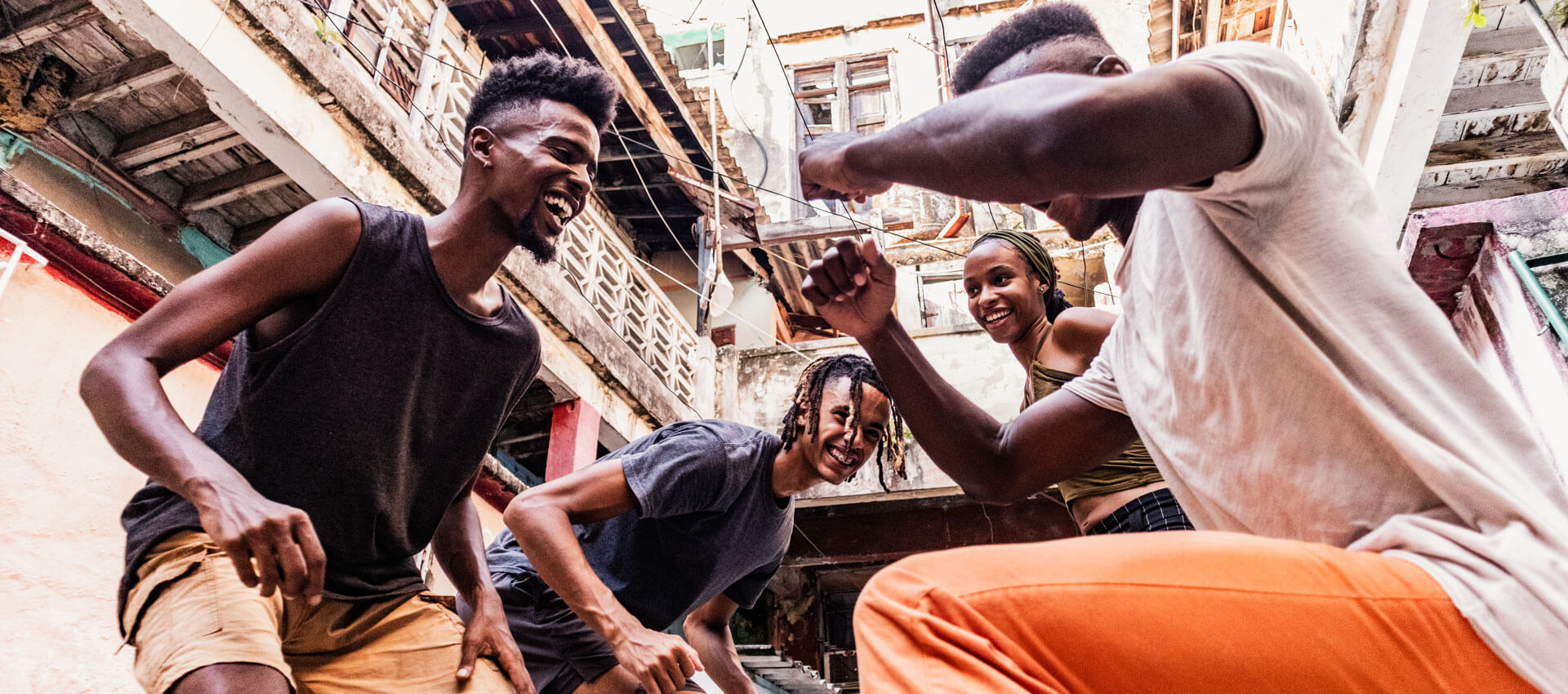 Gruppe tanzt im Innenhof, freie Konversation und Redewendungen auf Sprachreise vertiefen