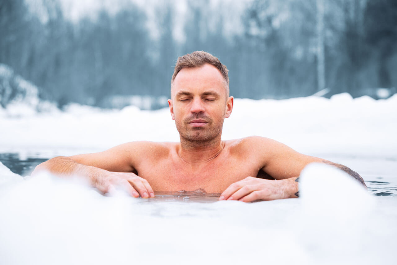 Mann beim Eisbaden in Riga winterliches Kältebad in Lettland Tradition Gesundheit und Wellness im Freien