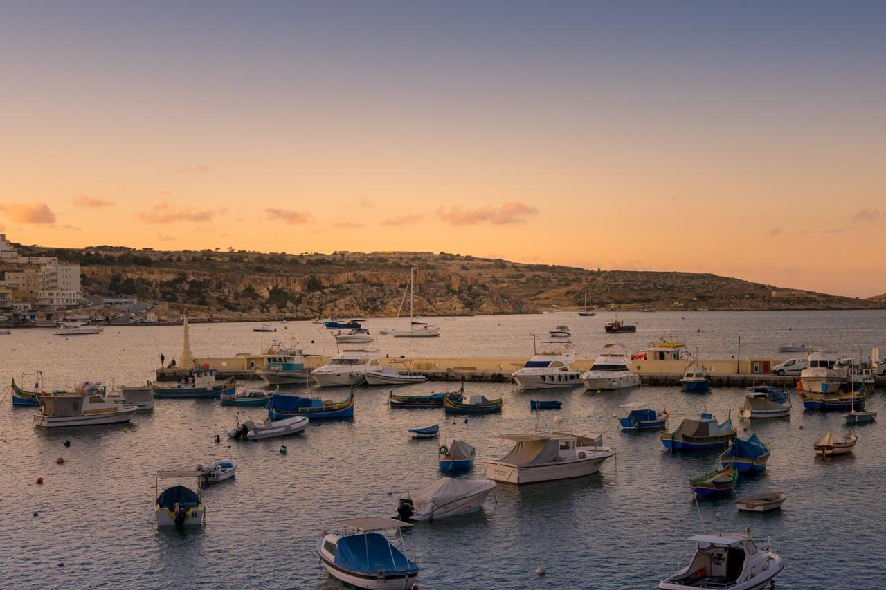 Hafen von St. Paul's Bay im Abendlicht, Konversation üben nach dem Unterricht.