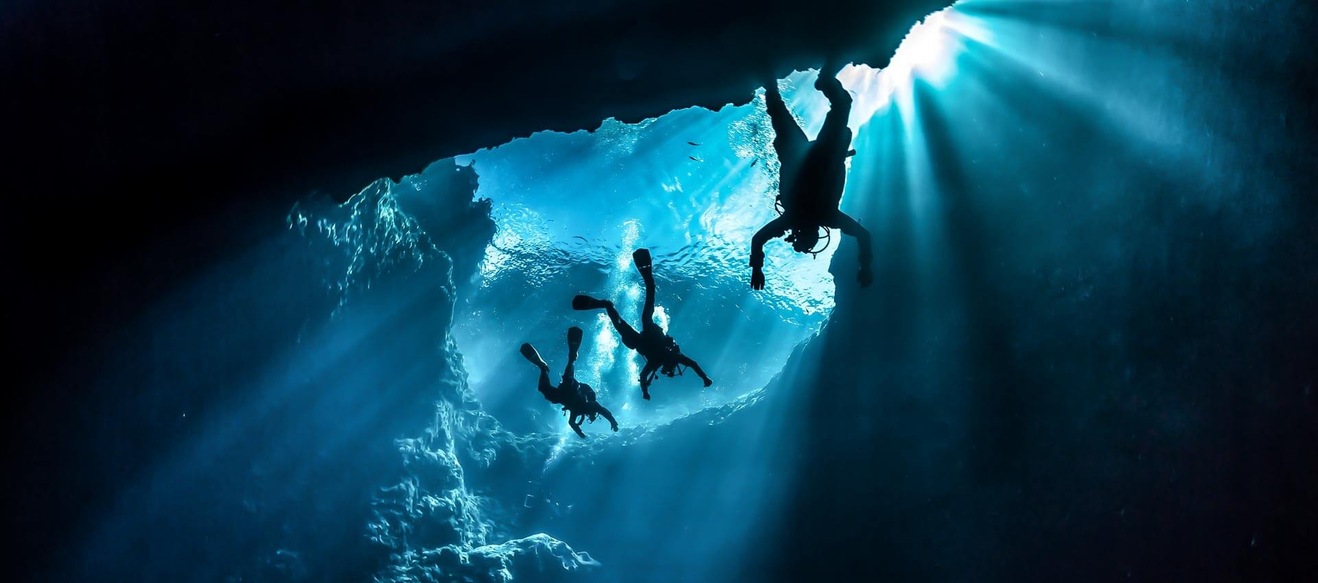 Drei Taucher in Meeresgrotte bei Gozo Malta Exkursion nach dem Unterricht