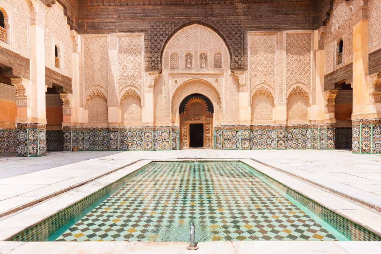 Innenhof der Madrasa mit Mosaiken, Hörverstehen und Wortschatz im Arabischkurs vertiefen.