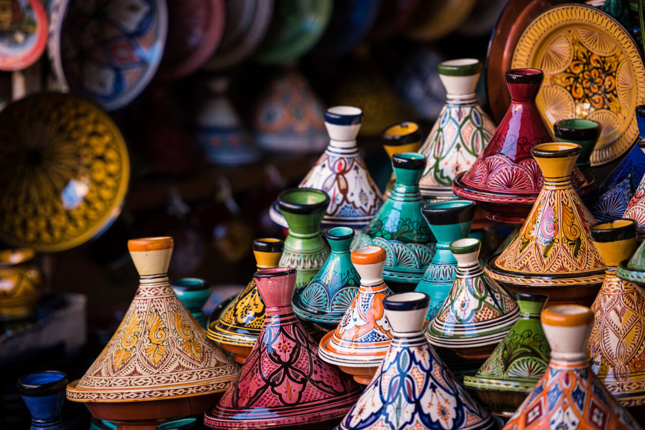 Bunte Tajine Töpfe auf dem Souk, Sprachreise Marokko mit Vokabeln zu Küche und Handwerk.