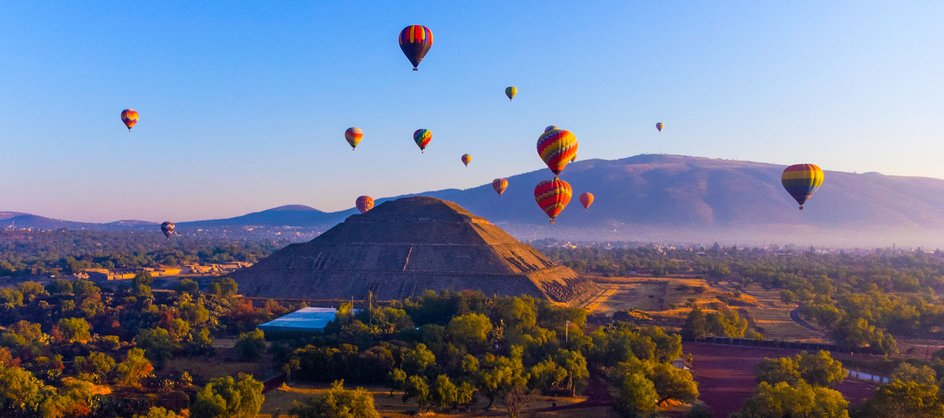 Heißluftballons über der Pyramide von Teotihuacán Sprachreise Exkursion Konversation üben