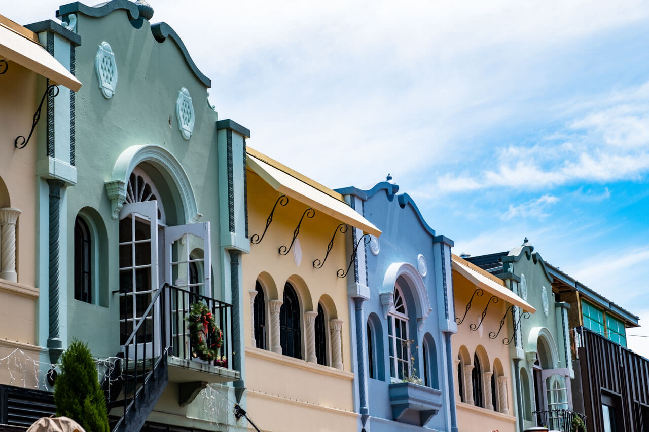 Bunte Fassaden in der Innenstadt, Vokabeln üben beim Stadtspaziergang nach dem Kurs.