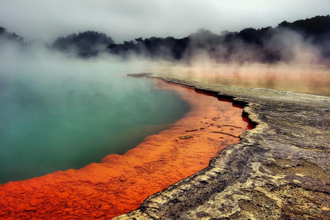 Thermalquelle mit Dampf und Farbenvielfalt Symbol für Naturerlebnisse bei Sprachkurs in Neuseeland