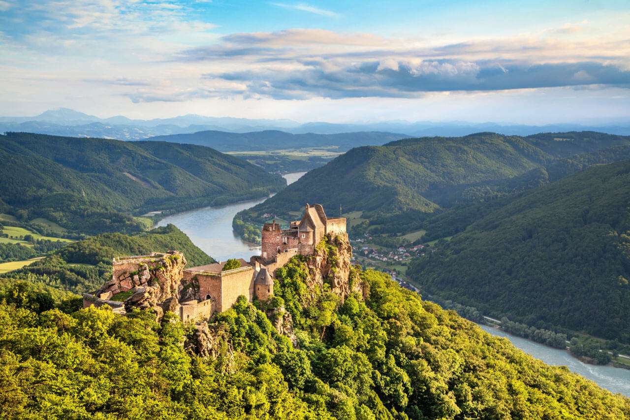 Burg über Flusstal, Sprachreise Österreich mit Landschaft erleben und Deutsch lernen.