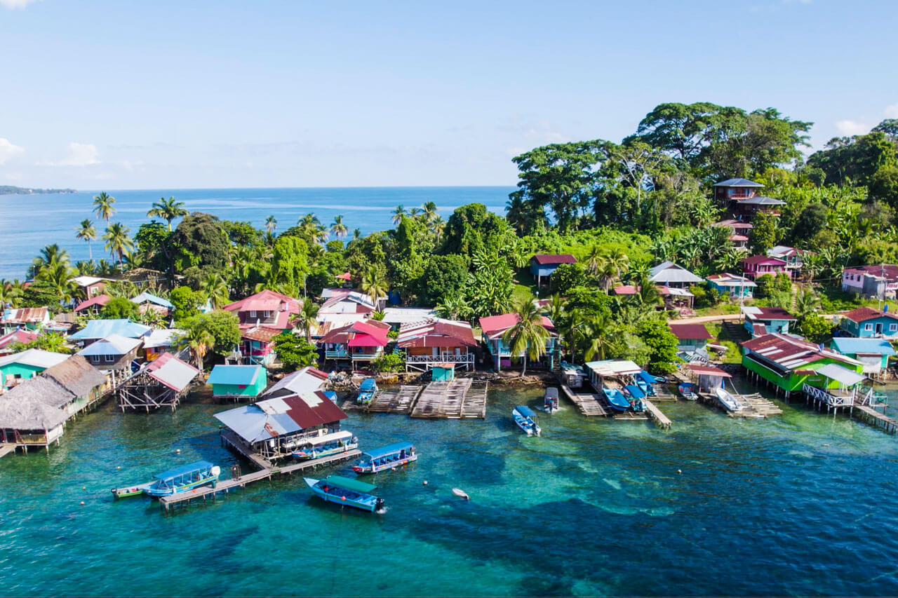 Panorama von Bastimentos Island mit bunten Häusern Sprachkurs Exkursion Schreibtraining