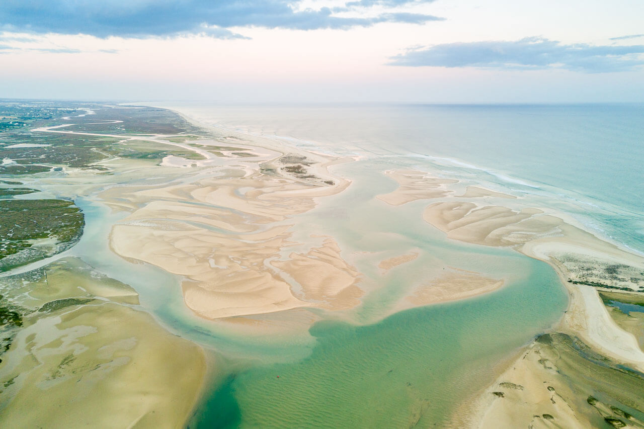 Weite Lagunenlandschaft bei Ebbe in der Algarve zeigt Portugals Naturvielfalt auf Sprachreise
