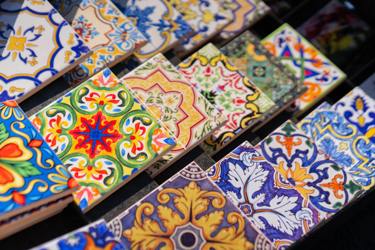 Bunte Azulejos mit detailreichen Mustern auf einem Markt in Lissabon – Vokabeln lernen im Sprachkurs