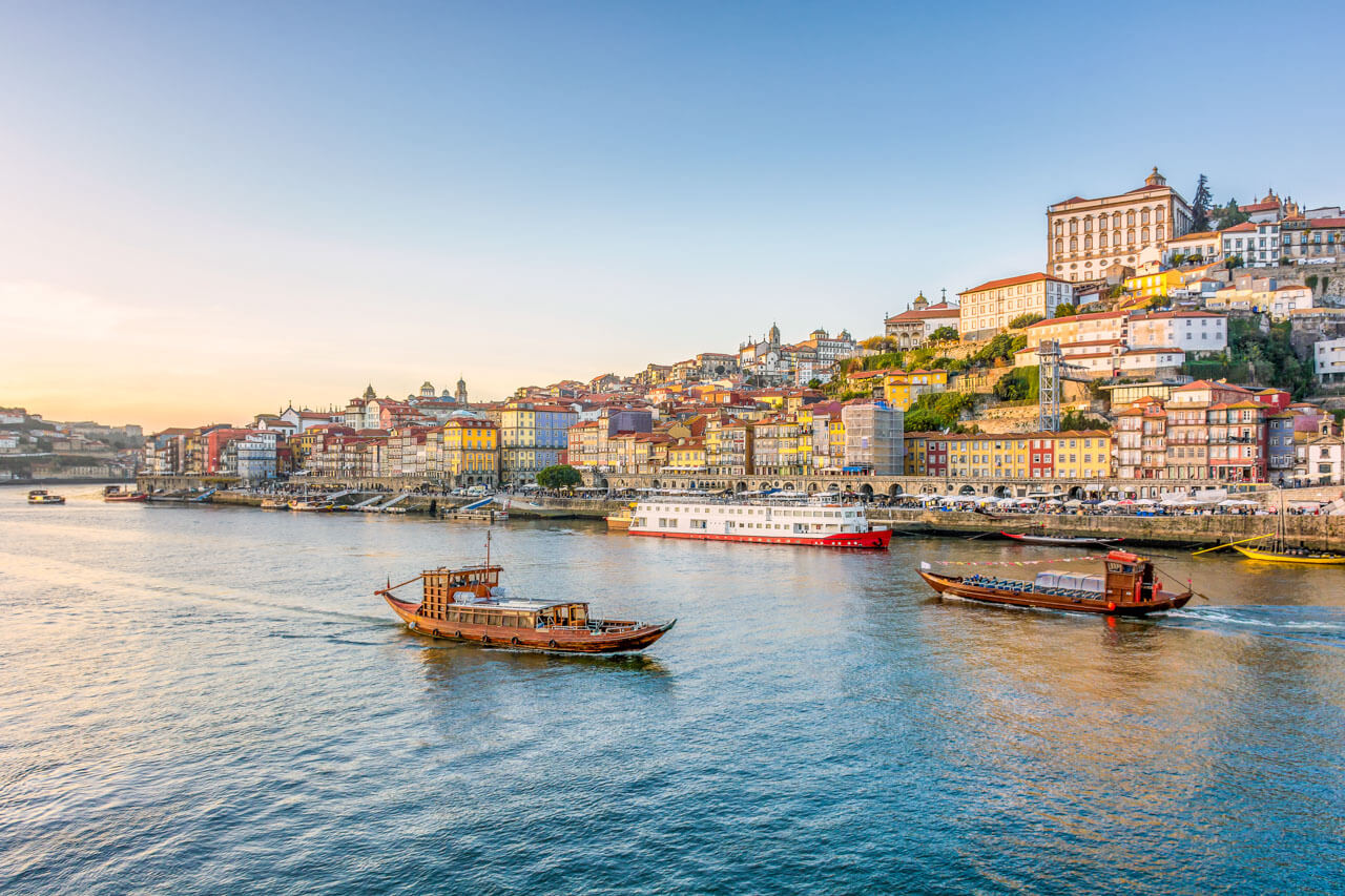 Boote auf dem Douro Fluss vor Porto Sprachreise Portugal Hörverstehen trainieren
