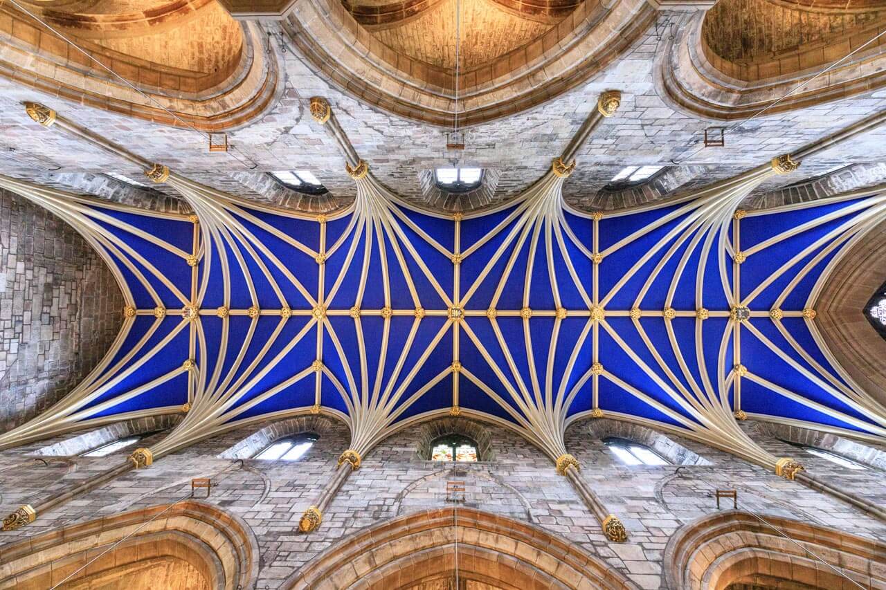 Blaues Fächergewölbe in einer Kathedrale, Architektur bestaunen und Grammatik im Kontext üben.