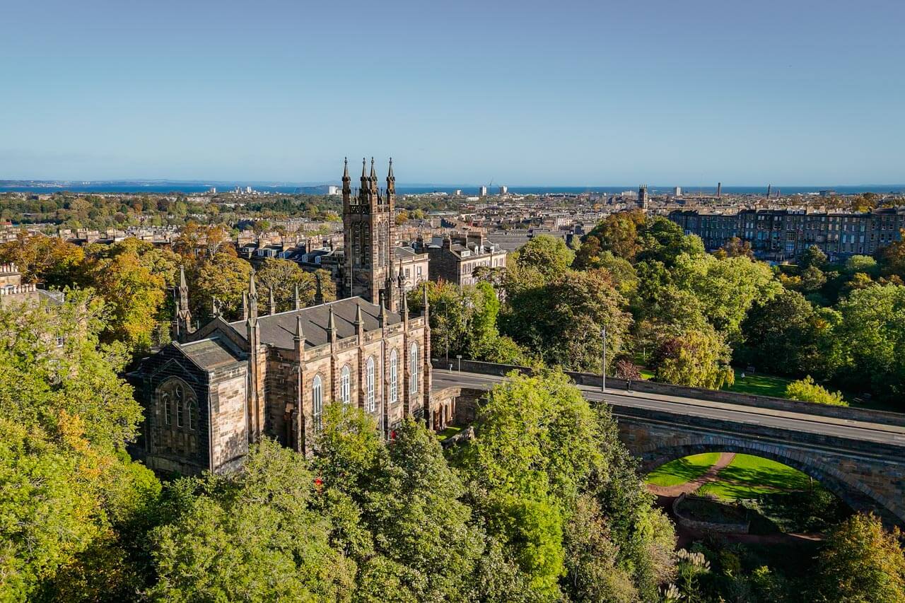 Stadtpanorama mit Kirche und Brücke im Grünen. Sprachreise nach Schottland.