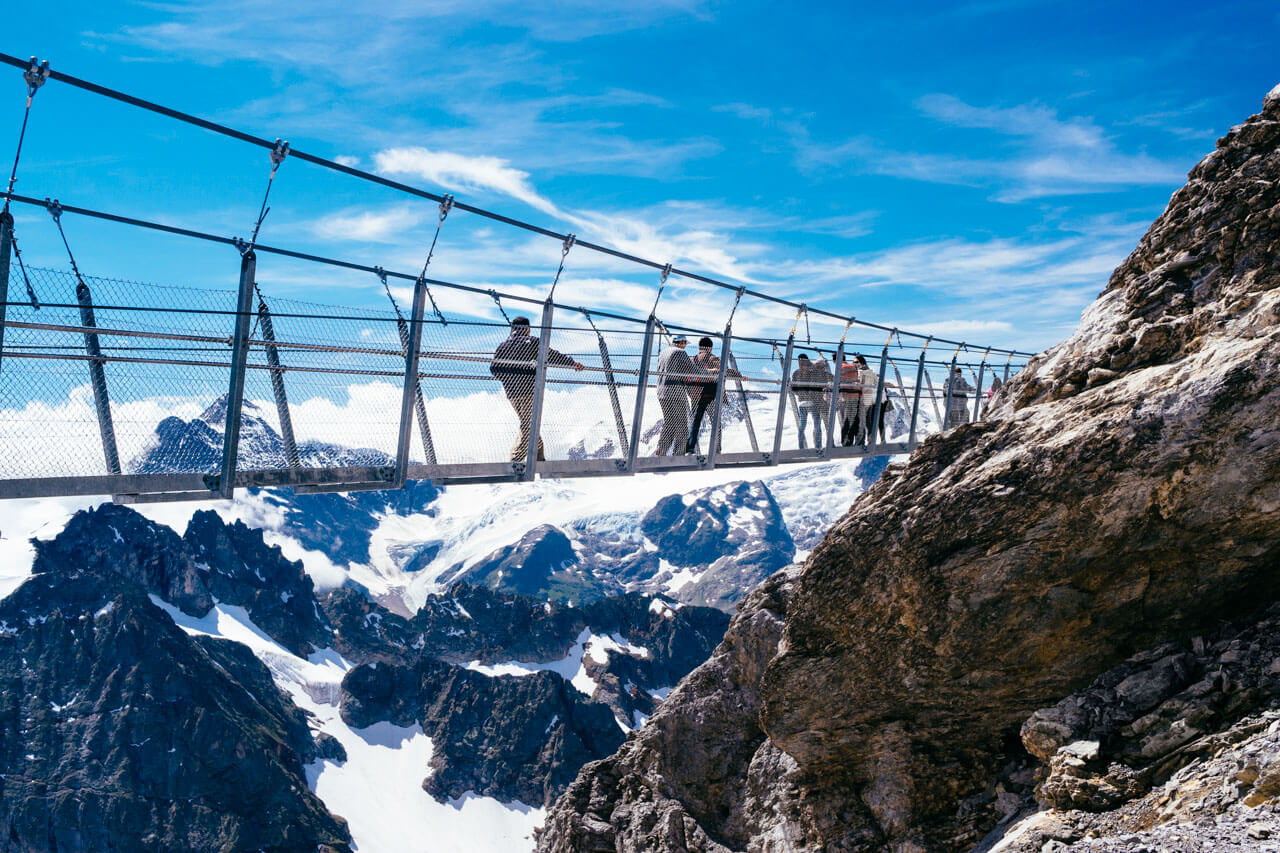 Hängebrücke über Gletscher, Ausflug der Sprachreise; Wortschatz erweitern und Hörverstehen im Alltag.