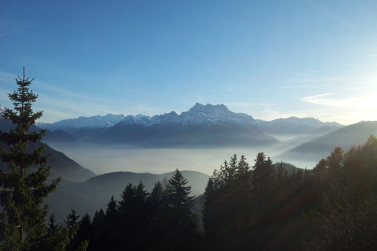 Bergkette über Nebelmeer bei Sonnenaufgang, Hörverstehen trainieren in ruhiger Umgebung
