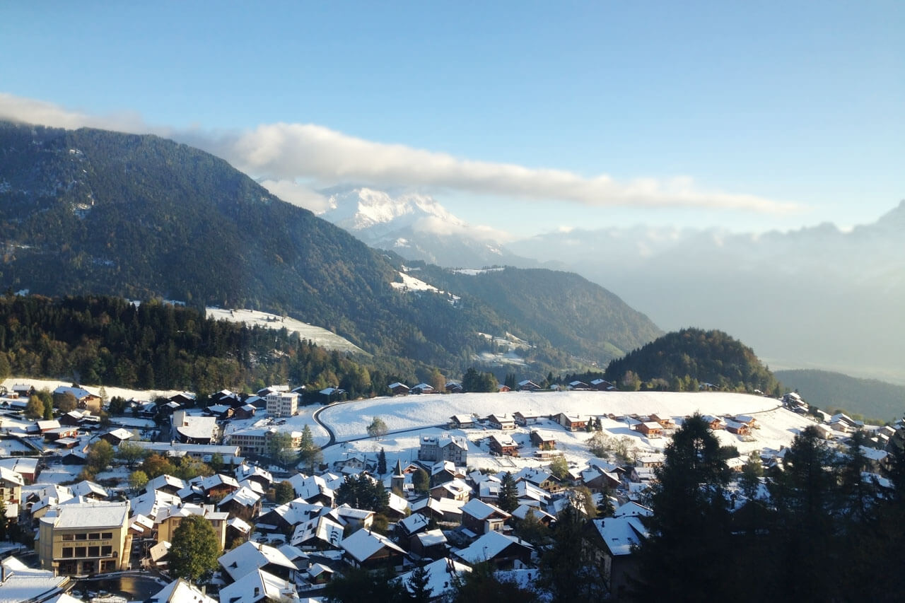 Schnee auf Dächern eines Bergdorfs, Grammatik trainieren im Sprachkurs am Nachmittag