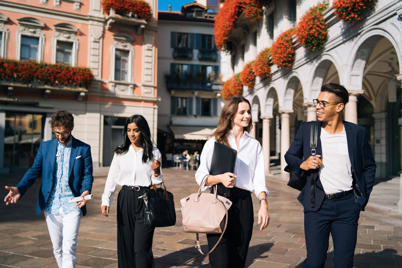 Gruppe spaziert durch Arkaden und Plätze, Business Englisch im Sprachkurs mit Praxis im Alltag