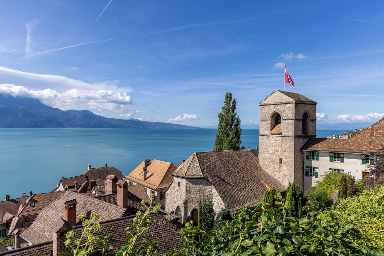 Historische Häuser mit Turm über dem See, Vokabeln im Kontext anwenden auf Sprachreise