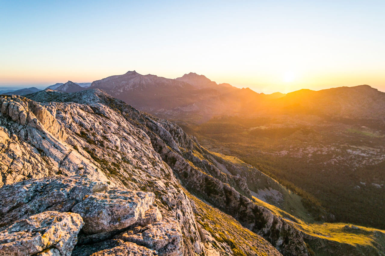 Sonnenuntergang über der Serra de Tramuntana mit felsigem Berggrat.