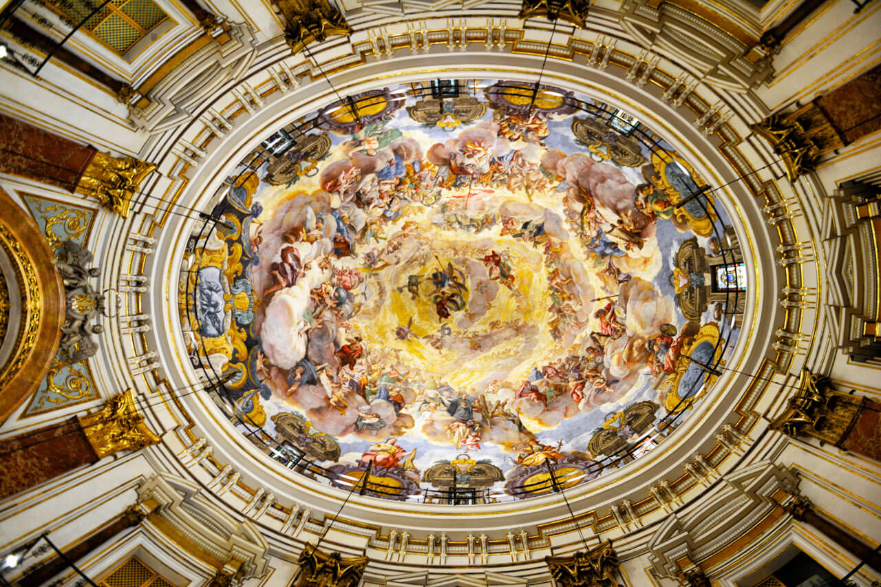 Barockes Kuppelfresko in Valencia: farbenprächtige Himmels- und Engelsszene in reich verziertem Kircheninnenraum.
