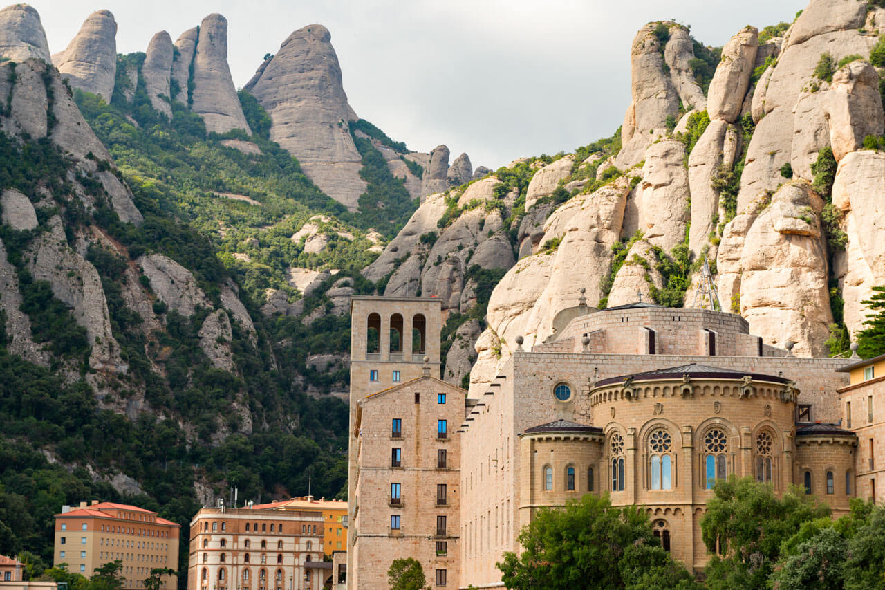 Kloster Montserrat vor Zackenfelsen Exkursion der Sprachreise, Hörverstehen und Vokabeln im Alltag anwenden.