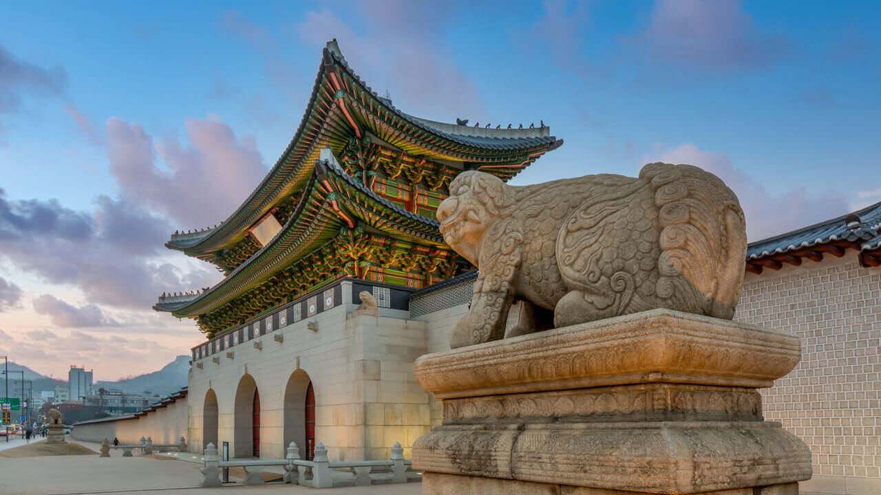 Palasttor mit Wächterstatue in Seoul, Sprachkurs, Kulturbegriffe und Artikel im Kontext üben.