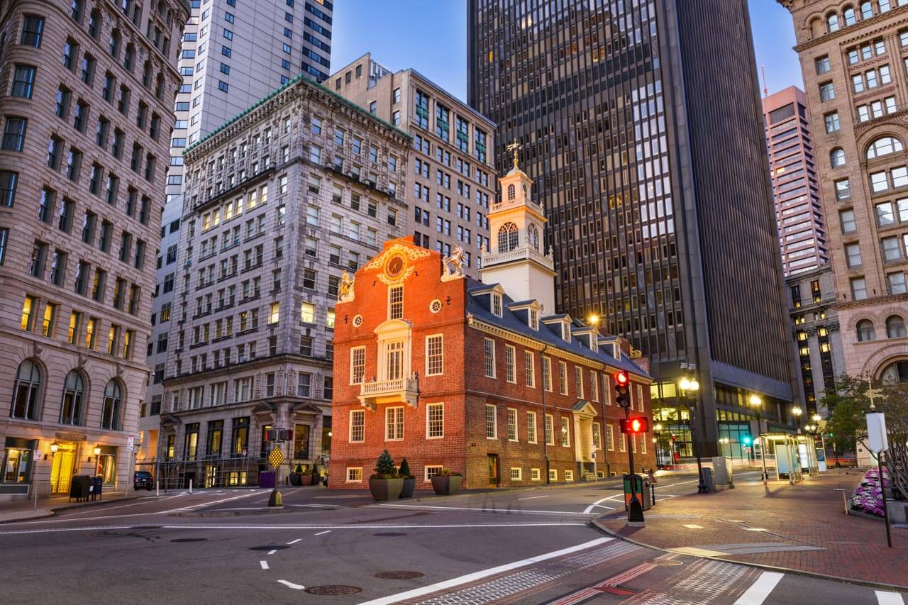 Old State House zwischen Hochhäusern in Boston, Exkursion nach dem Unterricht im Sprachkurs.