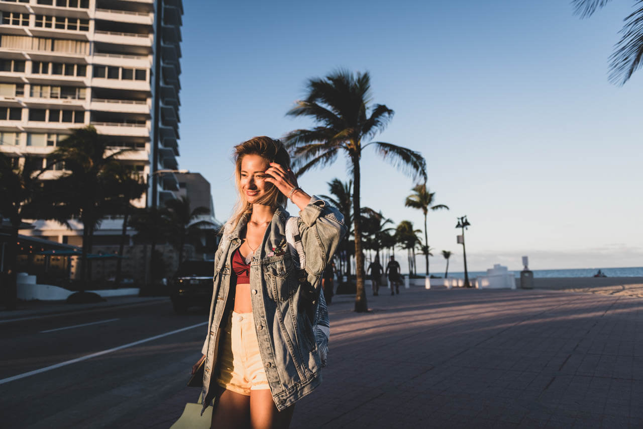 Promenade mit Palmen in Fort Lauderdale. Sprachreise mit Lernen am Meer.