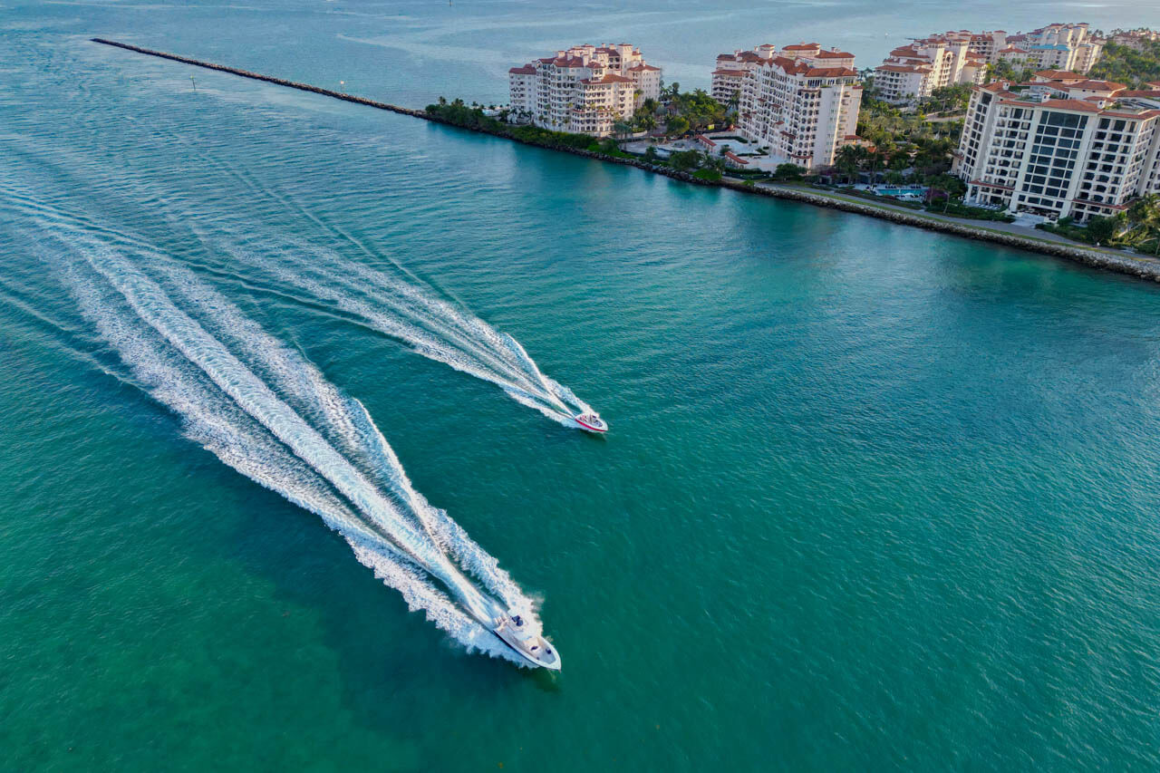 Schnelle Boote vor Inselstadt. Sprachkurs und Freizeit am Wasser in Florida.