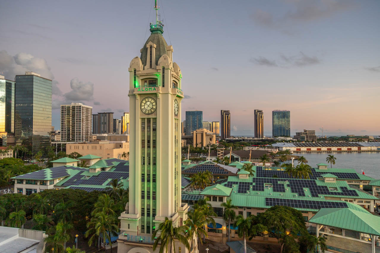 Aloha Tower am Hafen bei Abendlicht. Sprachreise Hawaii.