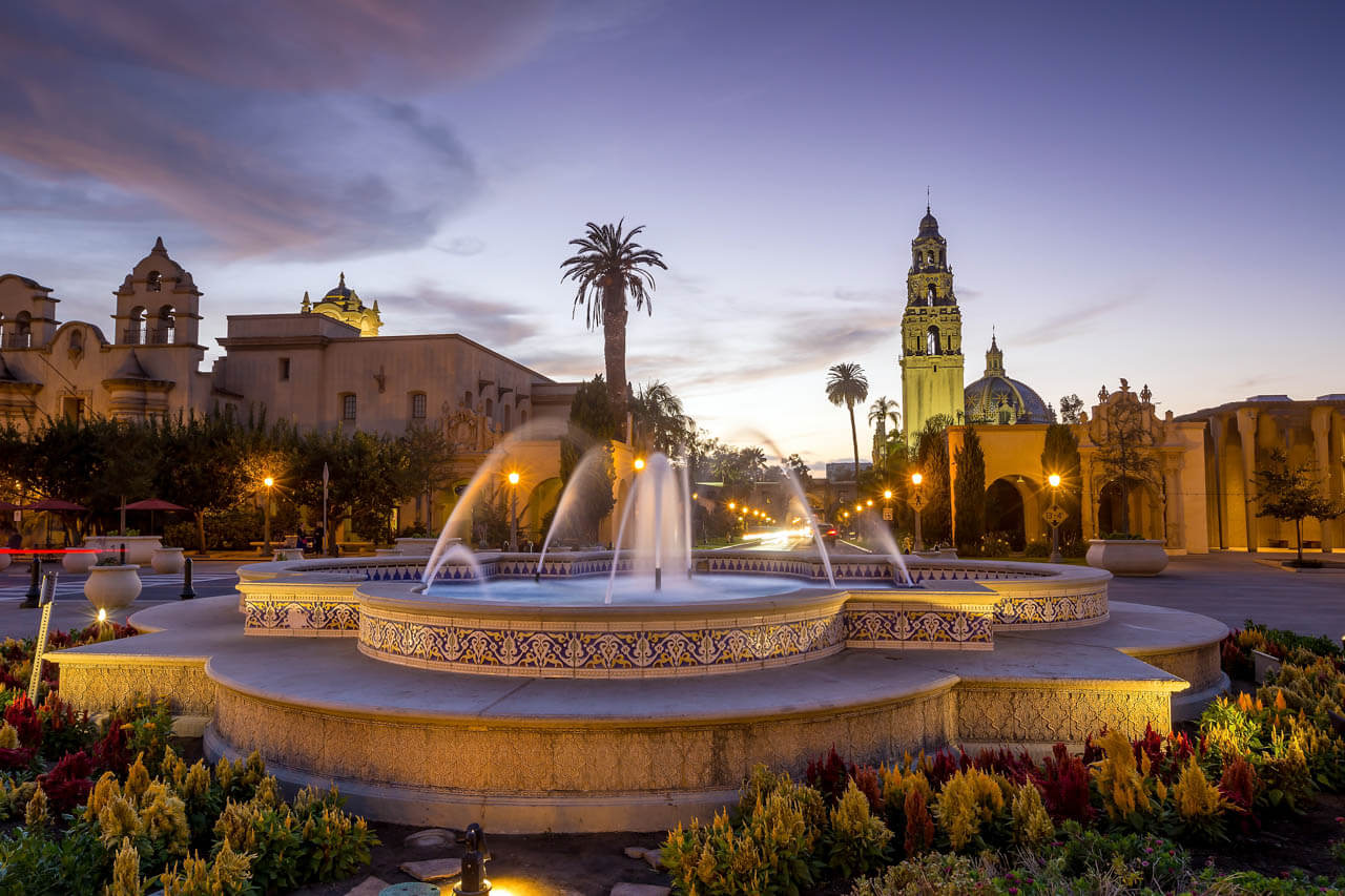 Historischer Park mit Springbrunnen bei Dämmerung. Sprachkurs mit Kultur und Exkursionen.