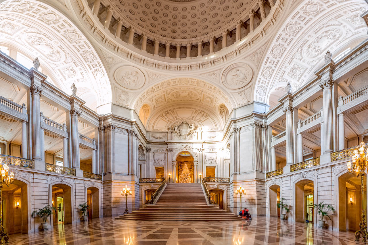 Prunkvolle Treppe in historischer City Hall. Aussprache verbessern, Englischkurs vor Ort.