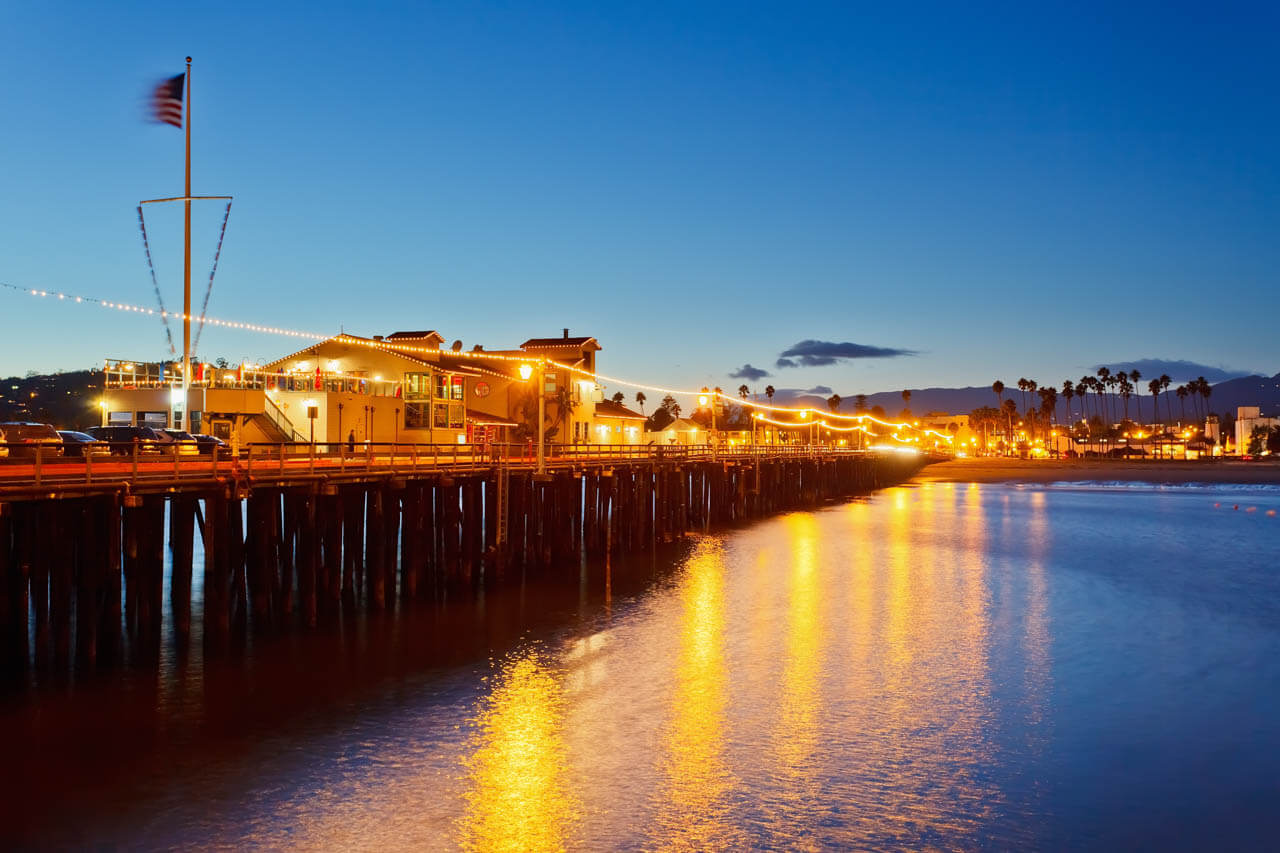 Stearns Wharf bei Nacht mit Lichterkette in Santa Barbara Sprachkurs am Meer.