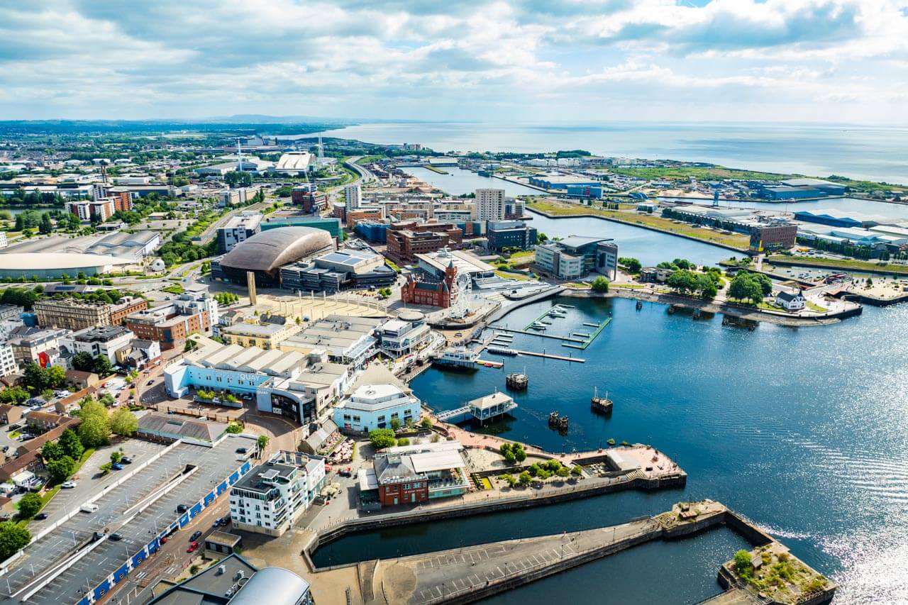 Luftaufnahme von Cardiff Bay mit Hafen, Promenade und Stadtblick. Sprachreise nach Wales.