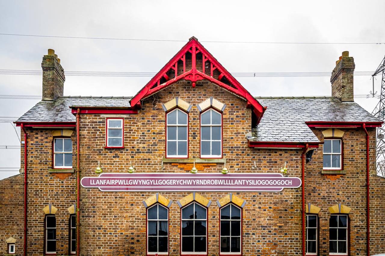 Bahnhof mit sehr langem Ortsnamen, Sprachkurs in Wales.